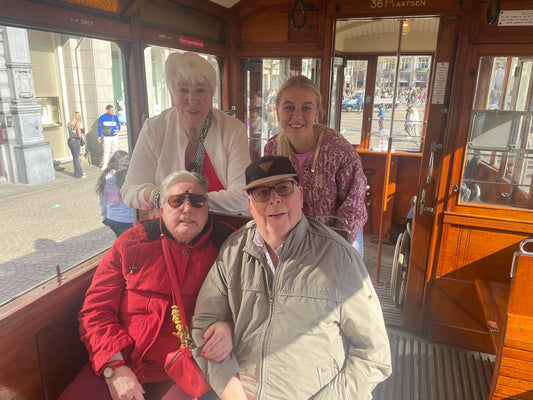Sanne op de foto met gasten aan boord van de PWA